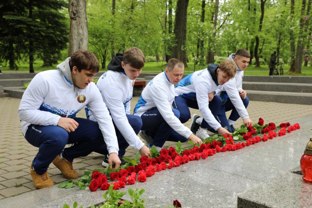 В Лошицком парке самбисты почтили память погибших при освобождении Минска изображение 6 В Лошицком парке самбисты почтили память погибших при освобождении Минска изображение 5