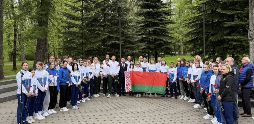 Накануне Дня Победы по всей стране возлагают цветы и венки к мемориалам героям. изображение 15