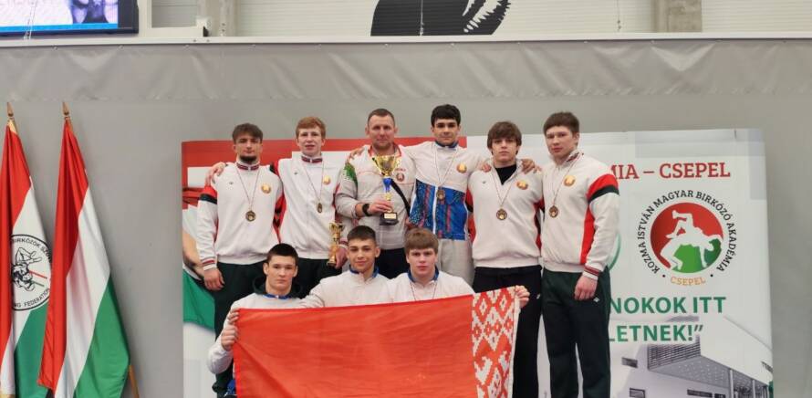 Фото наших медалистов с международный кубка «KIMBA» по борьбе греко-римской (юниоры), который проходил в г.Будапешт (Венгрия)! изображение 1