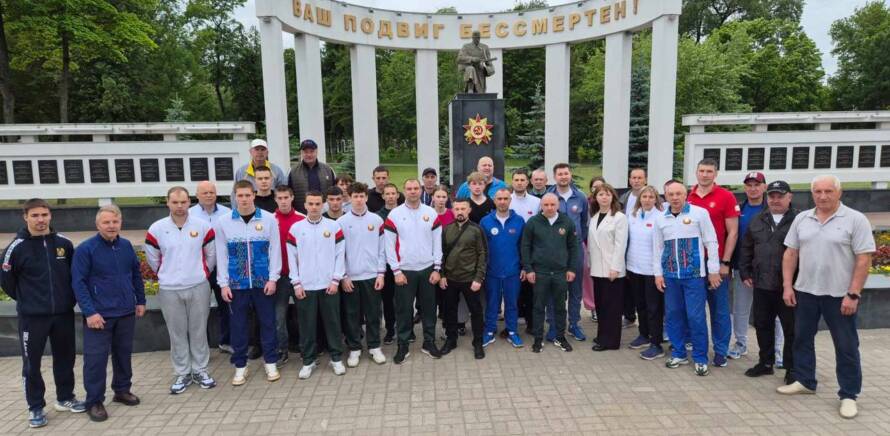 Сегодня участники Первенства Республики Беларусь до 23 лет, которое проходит в Гомеле, возложили цветы к памятнику на Аллее Героев, а также почтили минутой молчания память тех, кто погиб, защищая в разные годы нашу Родину. изображение 14